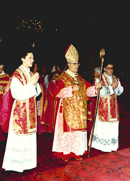 http://www.icrsp.org/IMAGES-APOSTOLATS/IMAGES-2010/Cardinal-Siri-2010/Siri_ordinations4.jpg