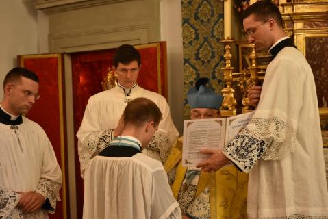 Remise des croix de saint François de Sales aux futurs diacres