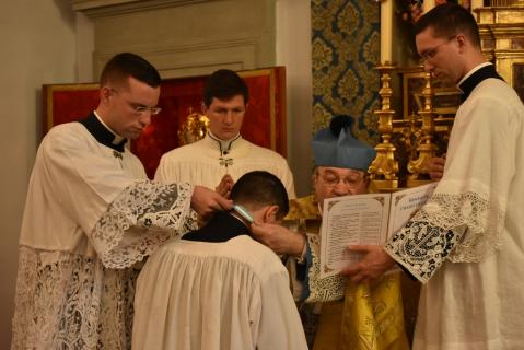 Remise des croix de saint François de Sales aux futurs diacres