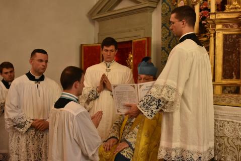 Remise des croix de saint François de Sales aux futurs diacres