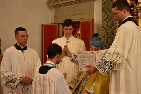Remise des croix de saint François de Sales aux futurs diacres