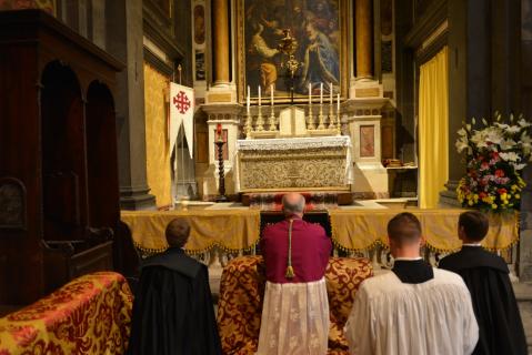 Le Pontife se recueille un instant devant le Saint Sacrement
