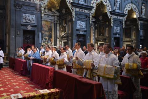 Entrée du clergé. Les ordinands tiennent un cierge à la main.