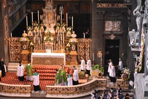 Le Pontife se rend à l&rsquo;autel