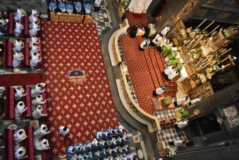 À la fin de la prédication, les cierges des ordinands sont allumés. Monition de l&rsquo;archidiacre.