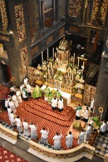 Les futurs sous-diacres s&rsquo;avancent pour faire le pas décisif, symbole de leur engagement à servir Dieu dans l&rsquo;Église, et à observer le célibat.