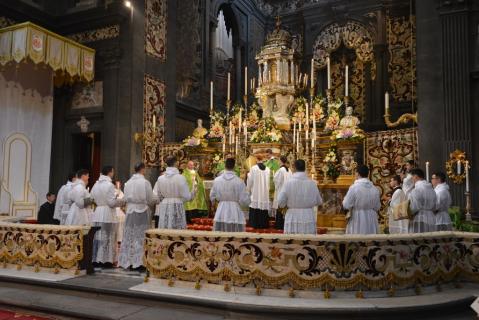 Les futurs sous-diacres s&rsquo;avancent pour faire le pas décisif, symbole de leur engagement à servir Dieu dans l&rsquo;Église, et à observer le célibat.