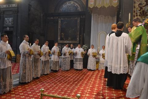 Les futurs sous-diacres s&rsquo;avancent pour faire le pas décisif, symbole de leur engagement à servir Dieu dans l&rsquo;Église, et à observer le célibat.