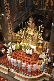 Les futurs sous-diacres s&rsquo;avancent pour faire le pas décisif, symbole de leur engagement à servir Dieu dans l&rsquo;Église, et à observer le célibat.