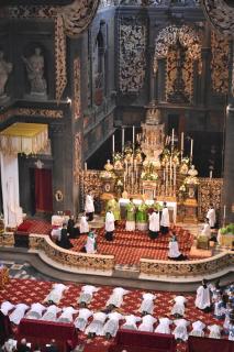 Le Pontife bénit les ordinands prosternés
