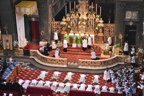 Le Pontife bénit les ordinands prosternés