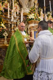 Ordination des sous-diacres : après avoir touché le calice vide et la patène, les sous-diacres touchent les burettes remplies, tenues par l&rsquo;archidiacre.