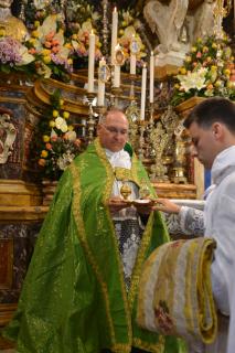 Ordination des sous-diacres : après avoir touché le calice vide et la patène, les sous-diacres touchent les burettes, le plateau et le manuterge, tenus par l&rsquo;archidiacre.