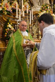 Ordination des sous-diacres : après avoir touché le calice vide et la patène, les sous-diacres touchent les burettes, le plateau et le manuterge, tenus par l&rsquo;archidiacre.