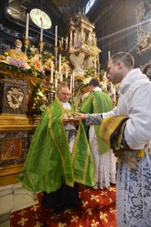 Ordination des sous-diacres : après avoir touché le calice vide et la patène, les sous-diacres touchent les burettes, le plateau et le manuterge, tenus par l&rsquo;archidiacre.