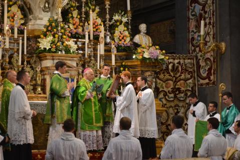 Le Pontife chante une Préface au cours de laquelle il procède à l&rsquo;ordination diaconale