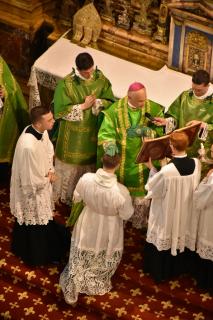 Imposition de la main à chacun des ordinands