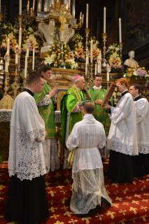 Imposition de la main à chacun des ordinands