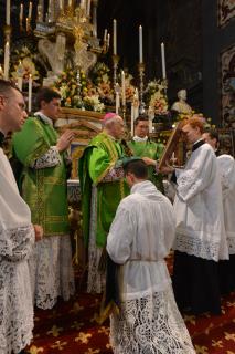 Imposition de la main à chacun des ordinands