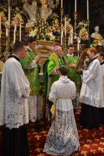 Imposition de la main à chacun des ordinands