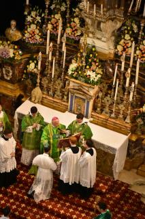 Imposition de la main à chacun des ordinands