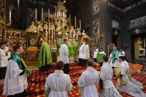 Le Pontife prononce les paroles sacramentelles