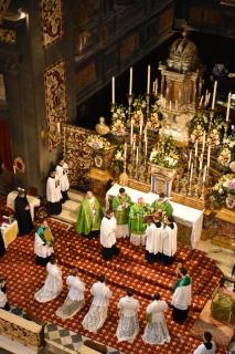 Le Pontife prononce les paroles sacramentelles