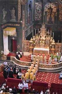 Les nouveaux diacres et sous-diacres offrent leurs cierges au Pontife