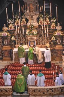 <em>Pax tecum</em> : le Pontife donne la paix à l&rsquo;un des diacres ordonnés