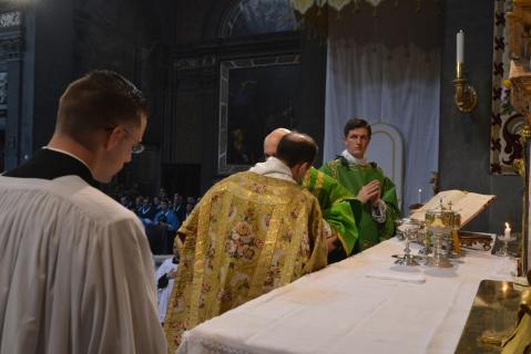 <em>Pax tecum</em> : le Pontife donne la paix à l&rsquo;un des sous-diacres ordonnés