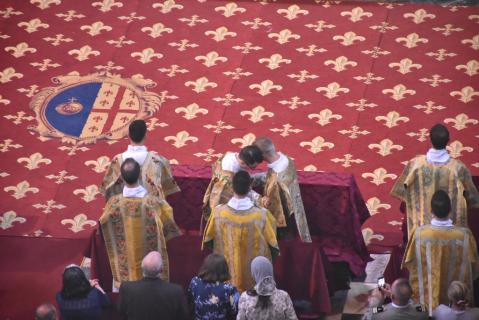 Les nouveaux diacres et sous-diacres se donnent la paix