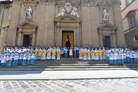 Photo de famille sur le parvis