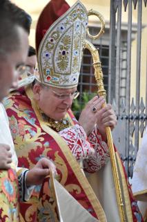 Le Cardinal Burke bénit la foule des nombreux fidèles et amis présents