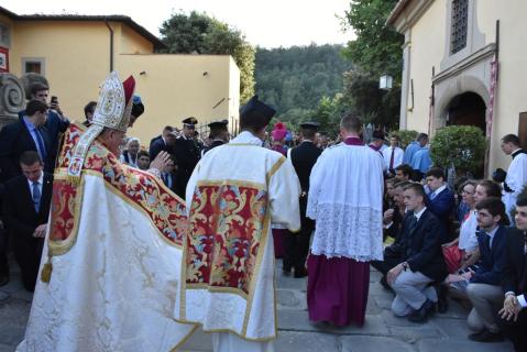 Le Cardinal Burke bénit la foule des nombreux fidèles et amis présents