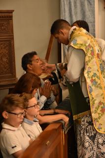 Communion de la famille du nouveau prêtre