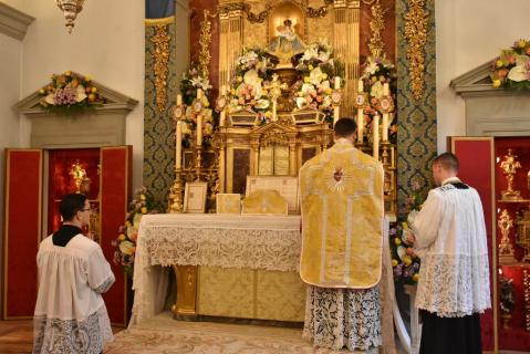 <em>Introït</em>