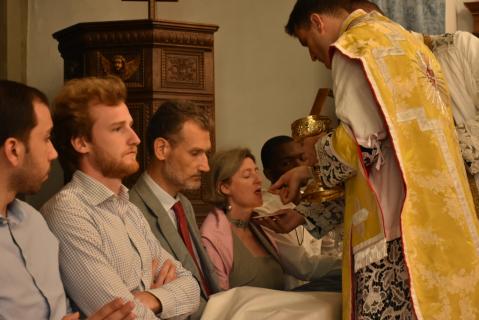 Communion de la famille du nouveau prêtre