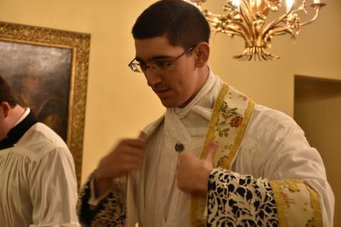 Le chanoine Piaggo Kokot s&rsquo;habille dans la sacristie