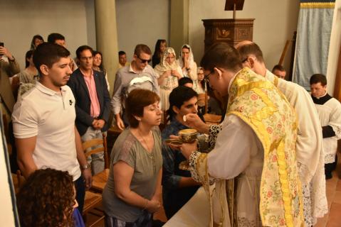 Communion de la famille du nouveau prêtre