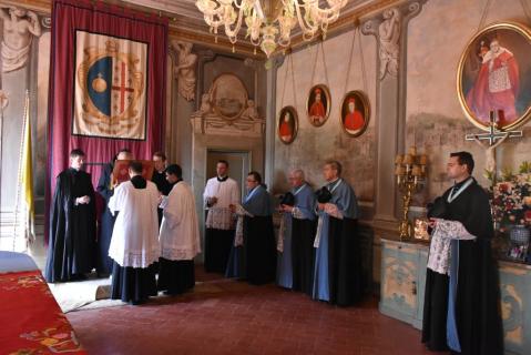 Prières de préparation à la Messe récitées par le Pontife, le R<sup>me</sup> Père Dom de Montauzan, Abbé de Saint-Paul Wisques, à la salle du Trône.