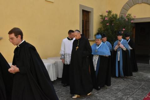 Le Pontife se rend à la chapelle en cortège