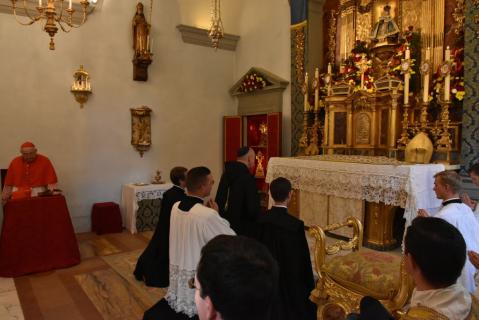 Le Pontife se recueille quelques instants devant l&rsquo;autel. La Messe est célébrée en présence de S.E.R. le Cardinal Brandmüller, présent à Gricigliano pour les derniers jours du chapitre.