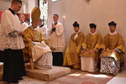 Le Pontife au faldistoire