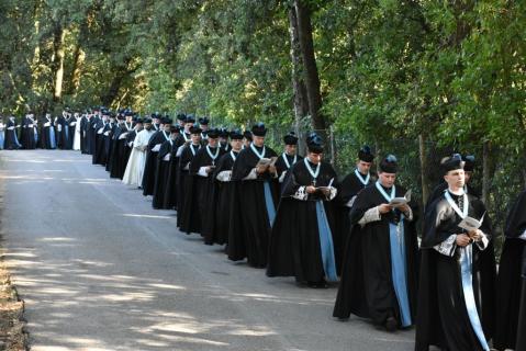 Les chanoines en procession du séminaire à la maison du C&oelig;ur Royal