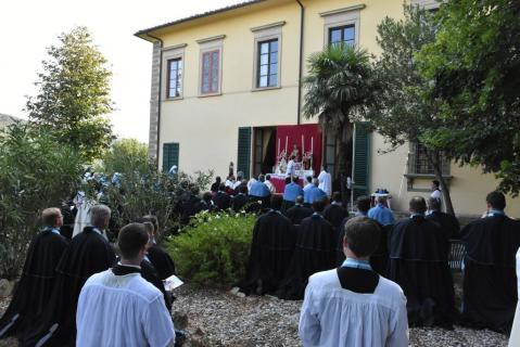 Tous les chanoines arrivés à la maison des s&oelig;urs, devant le Reposoir