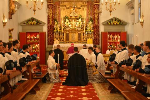 Le Pontife se recueille face à l&rsquo;autel