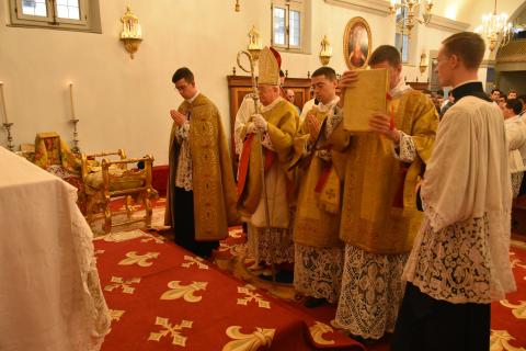 Arrivée du Pontife à l&rsquo;autel