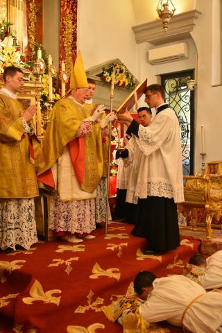 <i>Ut hos electos benedicere, sanctificare et consecrare digneris</i>