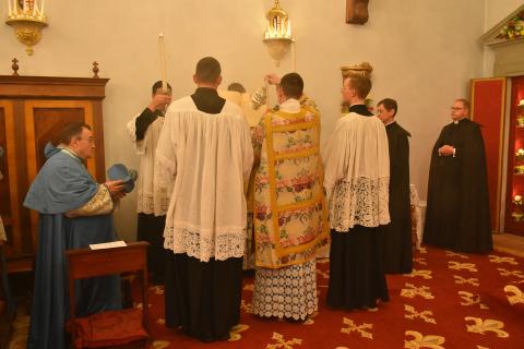 Encensement avant le chant de l&rsquo;Évangile par le nouveau diacre