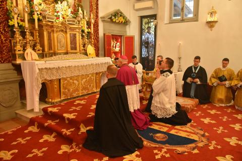 Le Pontife se recueille quelques instants face à l&rsquo;autel
